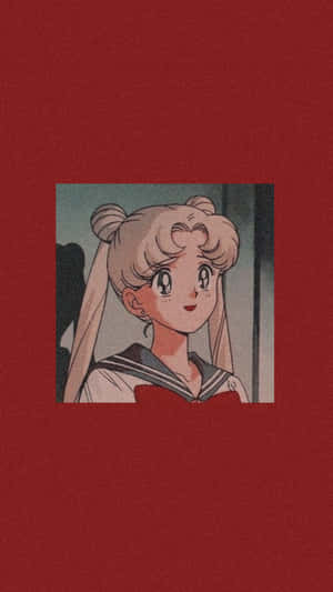 金髮雙丸子頭、身穿水手服的動畫角色在紅色背景前微笑。