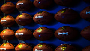 NFL橄欖球掛在帶有藍色燈光的展示中。