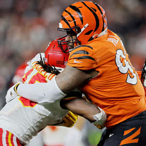 NFL球員在美式足球比賽中擒抱對手。