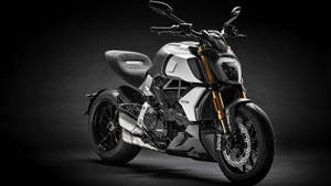 工作室燈光下的時尚銀色和金色Ducati電單車。