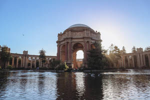 Palace of Fine Arts 帶有金色陽光和水面倒影