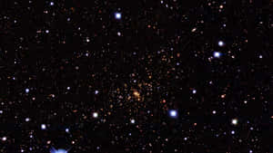 在黑暗夜空中閃耀的廣闊星場和星系。