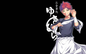 紅髮動漫廚師，身穿白色圍裙，在黑色背景前拿著刀。 — 黑白動漫 壁紙
