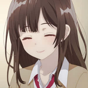 動畫女孩穿著校服，閉著眼睛，棕色頭髮微笑。