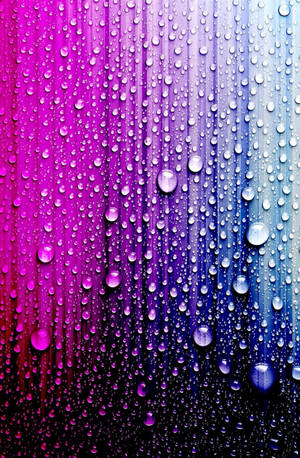 彩色漸變表面上的雨滴反射光線。