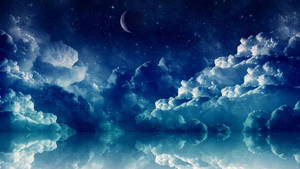 新月和星星倒映在戲劇性雲層下的平靜水面上。