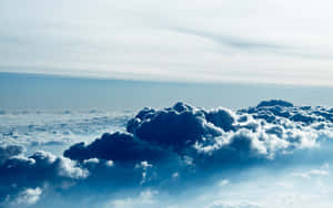 從上方看，廣闊的藍白雲朵延伸至寧靜的天空。 — 唯美雲朵動態 壁紙