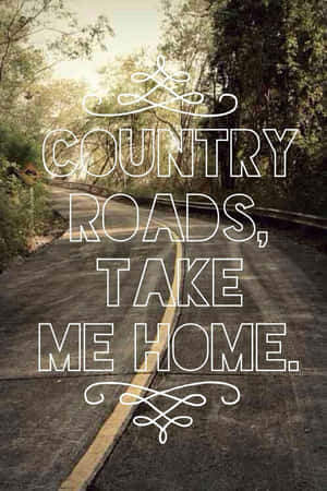 蜿蜒的鄉村道路穿過樹林，帶有country roads take me home文字。