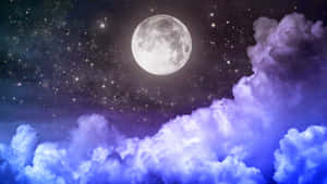 滿月在繁星點點的夜空下，穿過紫色和藍色的雲層閃耀。