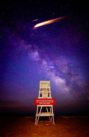 海灘上的救生員椅，星空下流星劃過