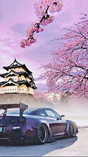 日本城堡附近的櫻花下的紫色跑車。
