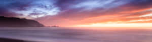 海洋上寧靜的夕陽，水面平滑，天空呈現紫橙色。
