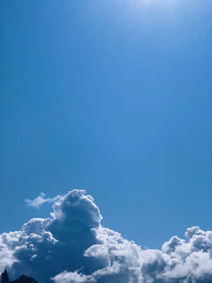 廣闊藍天，蓬鬆白雲和明亮的太陽在頭頂。 — 藍天 壁紙