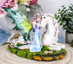 擁有彩色翅膀的仙女在花園環境中深情地觸摸白色獨角獸雕像。 — 公主與青蛙 壁紙