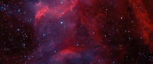 充滿星星的鮮豔紅色和紫色星雲，在深空中。
