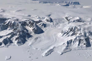 冰川在雪山之間流動的極地景觀。