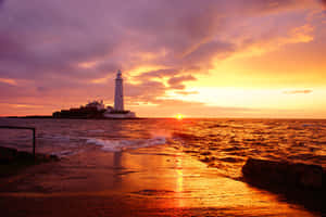 岩石島上的燈塔，火紅的夕陽映照在濕漉漉的海岸上