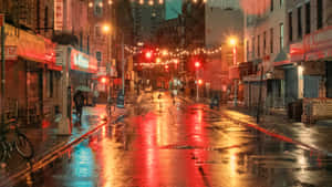 雨夜的城市街道，發光的霓虹招牌映照在濕漉漉的路面上。