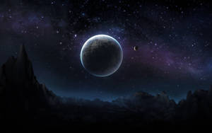 星空下的外星山脈，有發光行星和衛星。