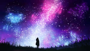 一個人的剪影，凝視著帶有發光星雲的多彩星空。