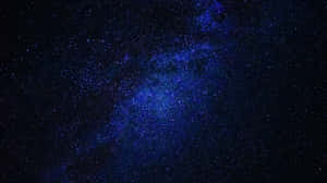 銀河系在繁星點點的夜空中閃耀著深藍色光芒。