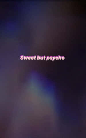 在紫藍色漸變背景上顯示 sweet but psycho 的發光粉紅色文字。