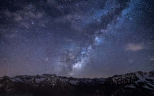 在可見銀河的星空夜空下的積雪山脈。 — 星空夜 壁紙
