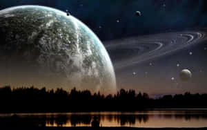 一個人在湖邊的剪影，在暮色中觀看外星行星和星星。 — 寬螢幕 壁紙