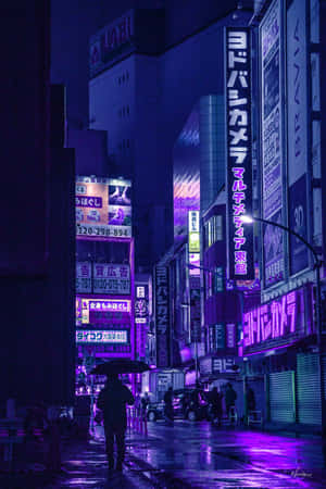 雨夜中在東京霓虹街頭撐傘行走的人。