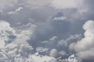 戲劇性的天空，帶有蓬鬆的白雲和灰色氛圍色調
