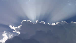 陽光穿過厚厚的雲層，照耀在清澈的藍天上。 — 雲朵 壁紙