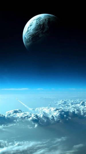 火箭穿過雲層，升向太空中一顆遙遠的藍色行星。