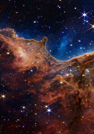 一個充滿活力的宇宙星雲，在深空中帶有發光的雲朵和閃爍的星星。