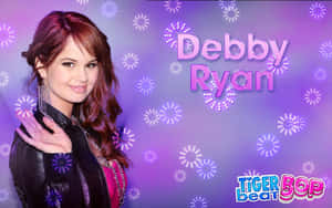 Debby Ryan 穿著黑色皮外套微笑，背景是紫色煙火，並顯示她的名字。