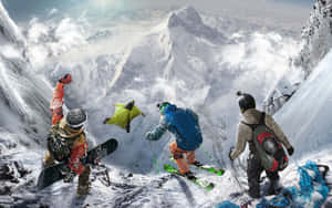 四位冬季運動愛好者在雪山上慶祝。