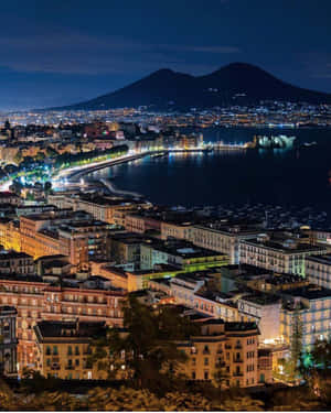 拿坡里夜景，背景為維蘇威火山。
