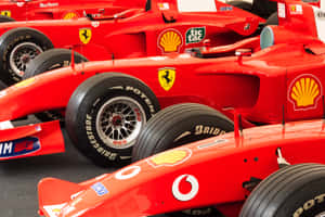 紅色法拉利F1賽車配備Bridgestone輪胎和Shell標誌排成一排。