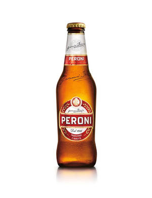 白色背景上冰凍的Peroni啤酒瓶帶冷凝水珠