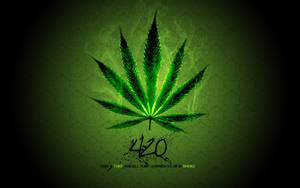 發光的綠色大麻葉，帶有煙霧和文字420，在深色背景上。