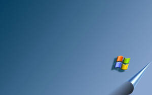 Microsoft Windows 標誌漂浮在金屬圓錐附近，藍色漸變背景