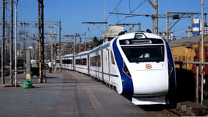 白天繁忙火車站的現代高速列車。