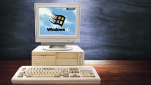 在深色木牆前的木質書桌上，復古米色 Windows 95 電腦設置。
