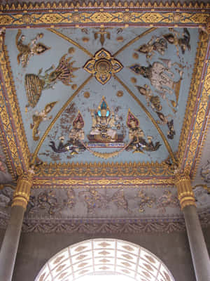 裝飾華麗的寺廟天花板，帶有金色神像和複雜圖案。 — 建築 壁紙