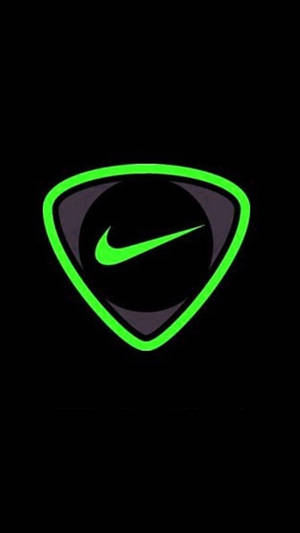 黑色背景上帶有Nike剔號標誌的發光綠色結他撥片。