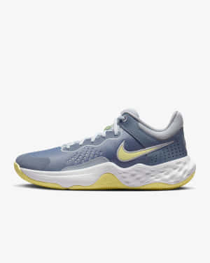 灰色和黃色的Nike籃球鞋，帶有穿孔鞋面和緩震鞋底。