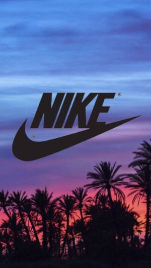 日落時棕櫚樹上的 Nike 標誌 — 型格 Nike 壁紙