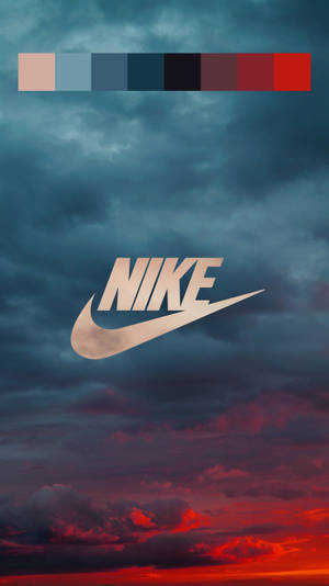 Nike 標誌在鮮豔的日落雲彩上方，帶有顏色調色板條 — 型格 Nike 壁紙