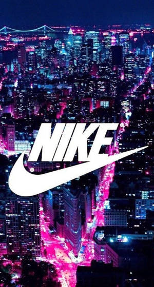 Nike標誌在夜晚發光的霓虹城市上空