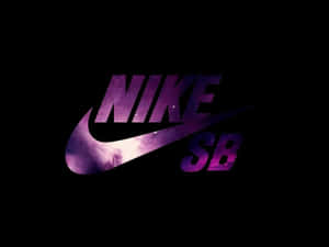 Nike SB 標誌，黑色背景上的勾號內有銀河星雲。