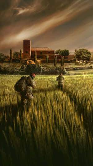兩名身穿迷彩服的士兵穿過麥田，在暮色中走向石頭農舍。